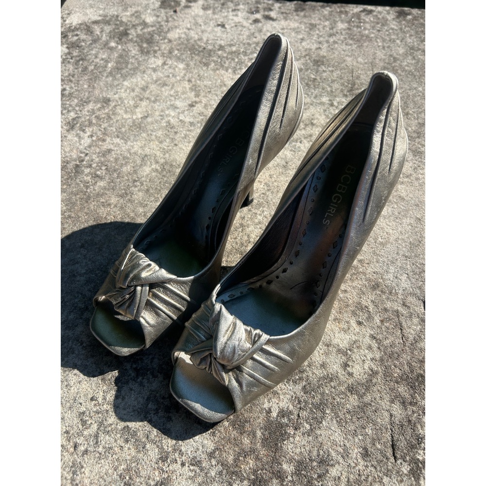 BCBGIRLS Metallic Pewter Peep Toe Heels Knotted Pleated Y2K Pumps Size 7.5B 37.5